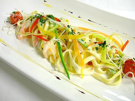 Taglierini con salsa leggera al formaggio e verdura julienne