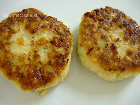 Die Graukäsknödel aus dem Kochwasser nehmen, etwas abtropfen lassen und heiß anrichten