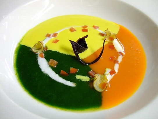 Harlequin cream soup of spinach, peppers and turmeric