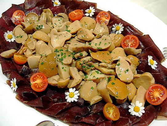 Jambon de cerf avec cèpes en marinade