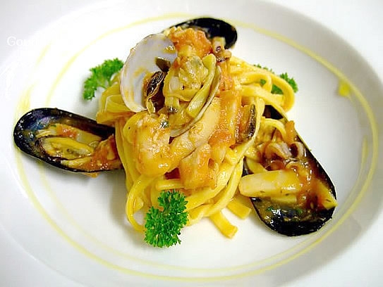 Tallarines con mejillones, chipirones y dados de tomate