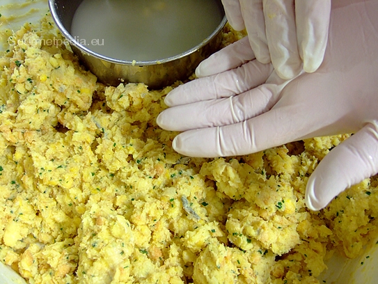 Zum Knödel oder Nocken formen am besten Handschuhe verwenden, die Handfläche mit Wasser leicht befeuchten