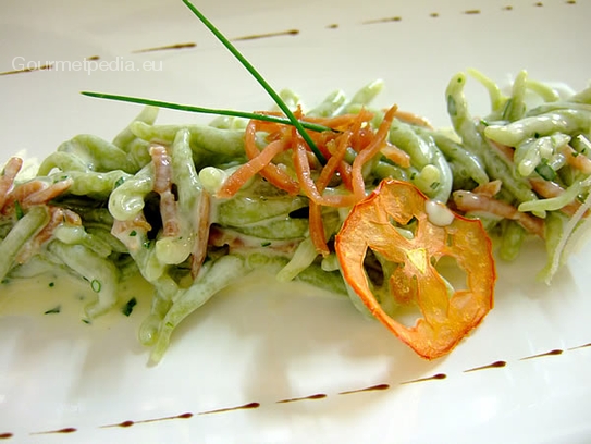 Strigoli (pasta) verdes con tocino a la crema