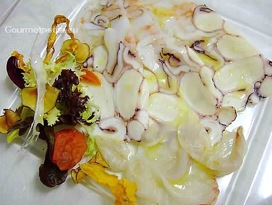 Carpaccio de pieuvre garni de salade mêlée à la vinaigre de échalotes