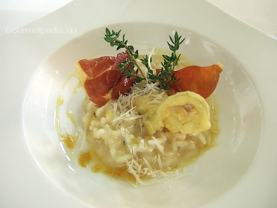 Risotto au citron et au tym, artichauts en pâte 'tempura' à frire avec chips de jambon cru