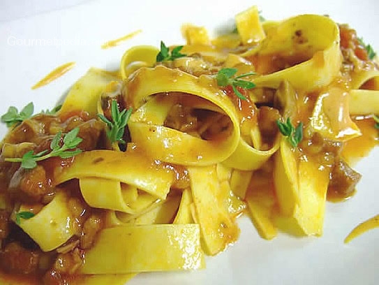 Tallarines (pasta) con ragú de conejo y tomillo