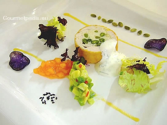 Galantina di tacchino, pistacchi, uva e pinoli con tartara di papaya e avocado