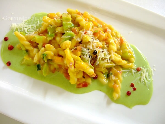 Gemelli (pasta) con verduras sobre crema de bróculis