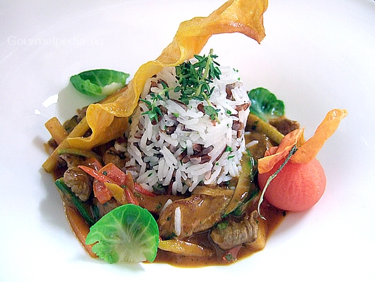 Stroganov di vitello in salsa cremosa alla paprica con verdure e riso selvatico