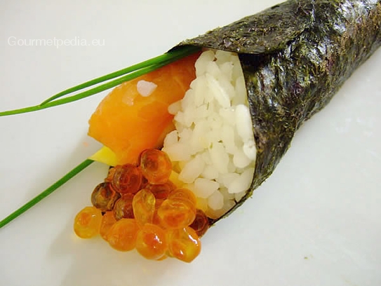 Temaki-Sushi mit Lachs, Mango, Schnittlauchhalme und Forellenkaviar