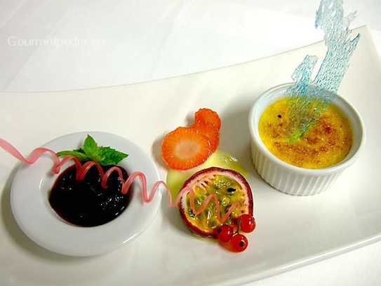 Crème brûlée aux prunes marinées au vin rouge