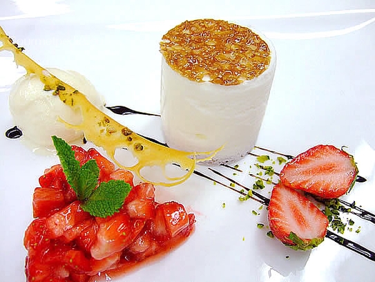 Pastel de crema de yogur con croccante, fresas marinadas y helado Grand Marnier