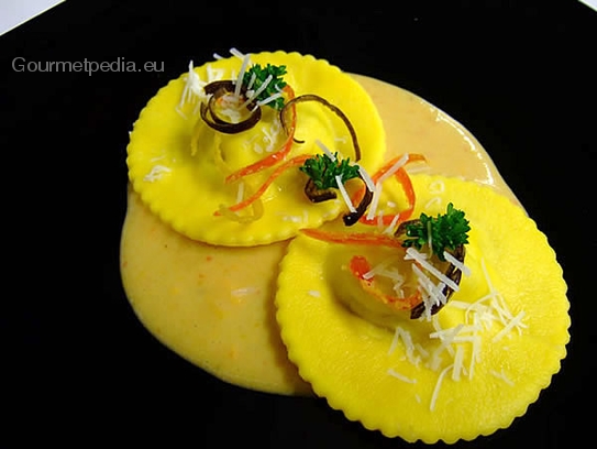 Raviolis de berenjenas con salsa de pimientos