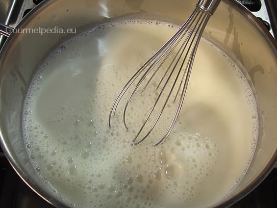 Beim Erhitzen die Milch mit einem Schneebesen schaumig verrühren, damit sich keine Haut bilden kann