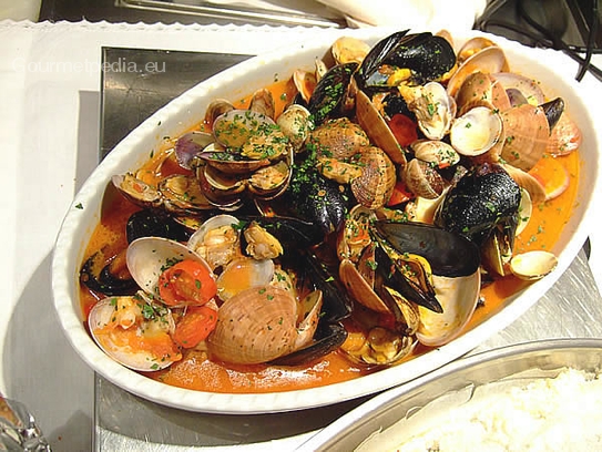 Mejillones en sartén con baguette de ajo