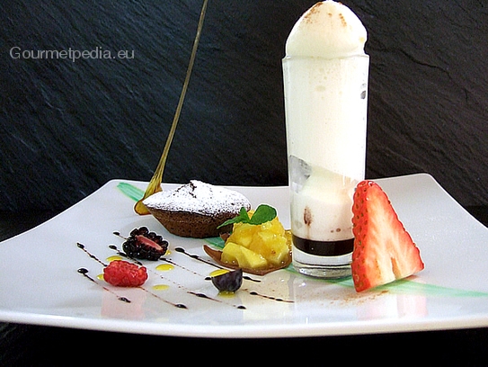 Tartelette aux amandes et au chocolat, avec la sauce de mangue et au abricot, mousse au gingembre