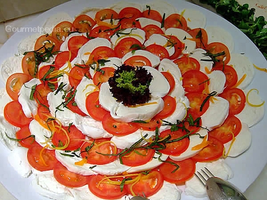 Mozzarella caprese –mozzarella di bufala con pomodoro e basilico