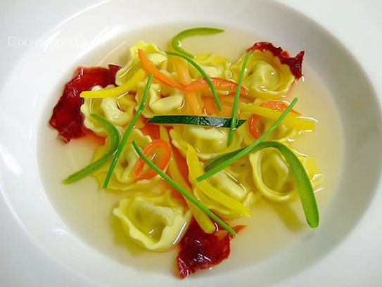 Consommé of poultry with tortellini