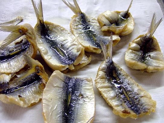 Die frittierten Sardinenfilets auf Küchenkrepp abtrocknen lassen