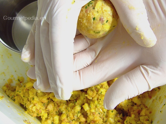 Zwischen beiden Handflächen die Knödel formen, durchs Befeuchten der Hände werden die Knödel schön glatt und brechen beim Kochen nicht auf