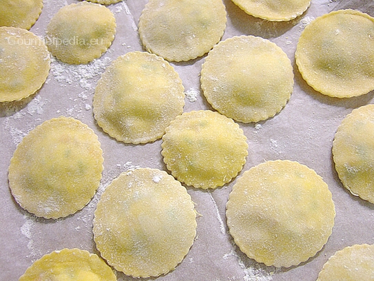 Die Teigtaschen auf ein mit Hartweizenmehl leicht bemehltes Backpapier legen und bis zum Kochen mit einem Tuch abgedeckt im Kühlhaus lagern