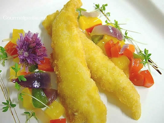 Filetes de lenguado fritos con verduras de pimientos