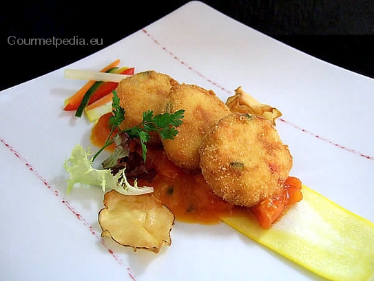 Pastelitos fritos de sémola y verduras sobre ragú de tomatitos