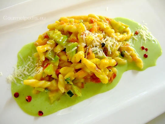 Pasta gemelli alle verdure su crema ai broccoli