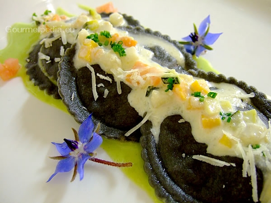 Raviolis noires aux légumes à la sauce au persil