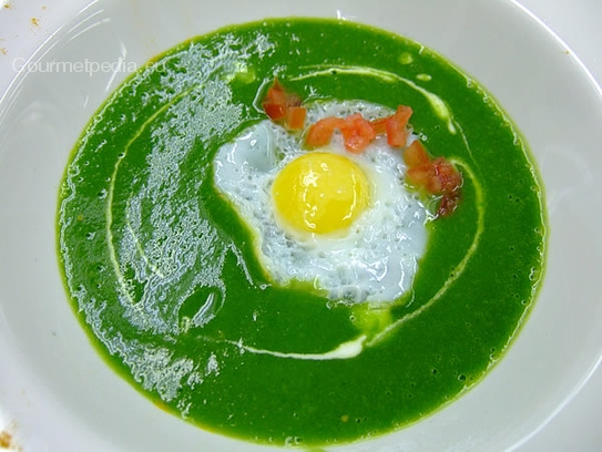 Potage crème d'epinards et curcuma avec uf de caille poêlé