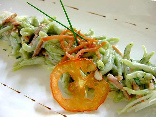 Strigoli (pasta) verdes con tocino a la crema