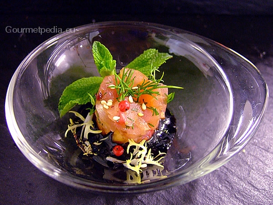 Tartara di salmone su crema di balsamico