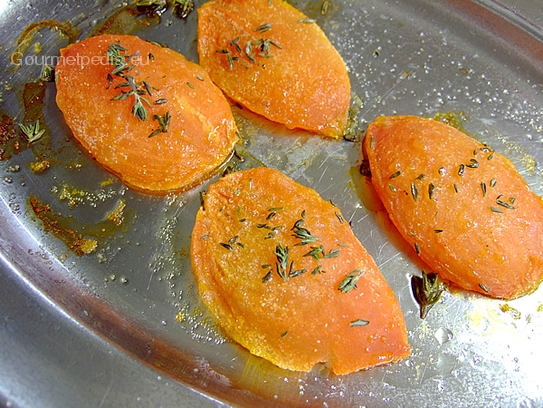 Die Tomatenfilets im Ofen bei 110 Grad trocknen