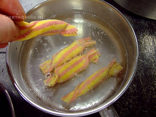 Die Teigtaschen ins kochende Salzwasser geben und je nach Dicke des Teiges 5-7 Minuten kochen