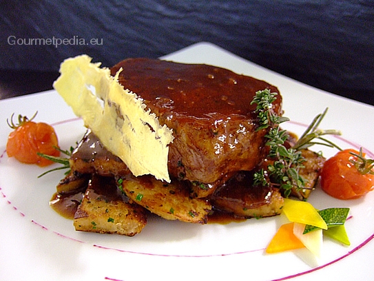 Filetto di manzo grigliato su rosticciata di canederli e salsa al scalogno