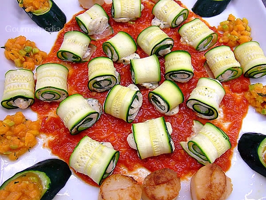 Paupiettes de courgettes farcies à la sauce tomate avec coquilles Saint-Jacques