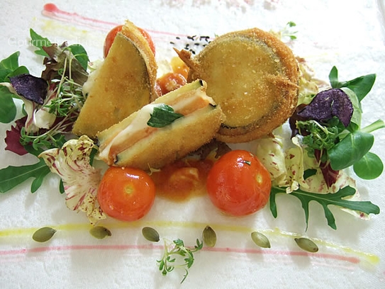 Empanadillas de berenjenas, rellenos de tomates, mozzarella y albahaca, sobre tomatitos salteados