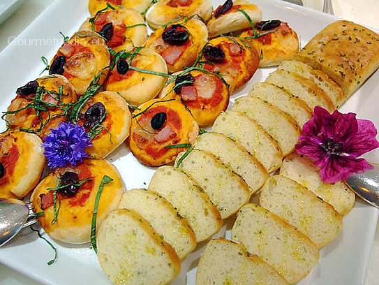 Pizzetas pequeñas con albahaca, pan focaccia con romero y aceite de oliva