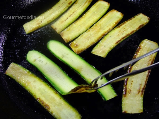 Die Zucchinischeiben auf dem Grill oder in einer beschichteten Pfanne grillen