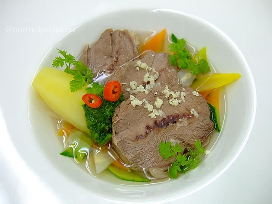 Épaule de veau à la nage de légumes de radices à la sauce verte, pommes de terre à l'anglaise