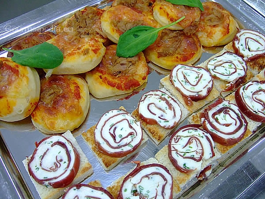 Bresaola-Frischkäseröllchen auf Toastbrot und Thunfisch-Pizzette