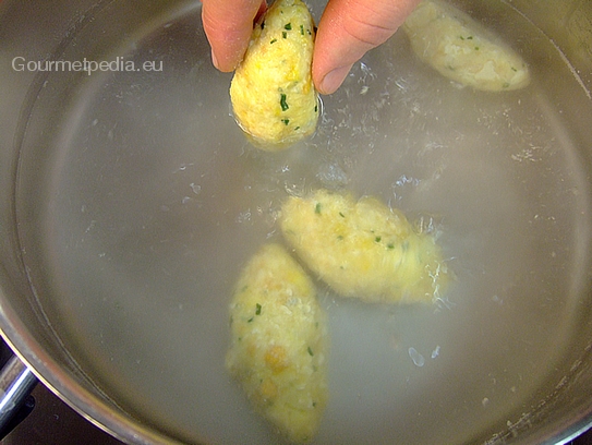 Die Nocken in reichlich Salzwasser einlegen und je nach Größe 8-15 Minuten kochen