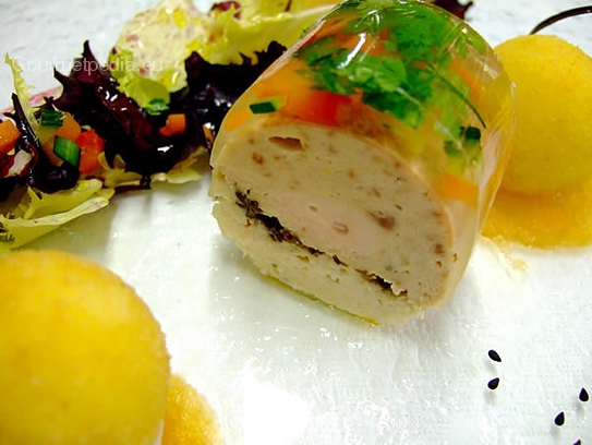 Terrina de pintada con colmenillas en gelatina de verduras y queso de cabra frito