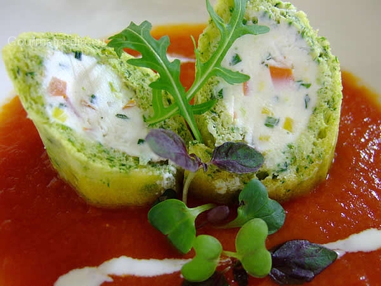 Serviervorschlag von der Kräuterroulade in einer Tomatencemesuppe