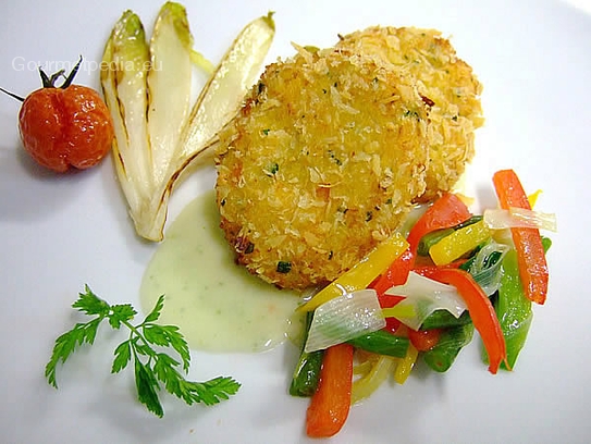 Pastelitos de cuscús fritos sobre verdura glaseada con salsa de perifollo