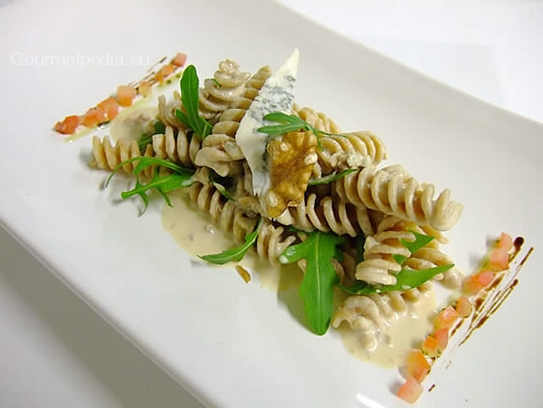 Pasta integral con nueces y oruga en salsa de gorgonzola