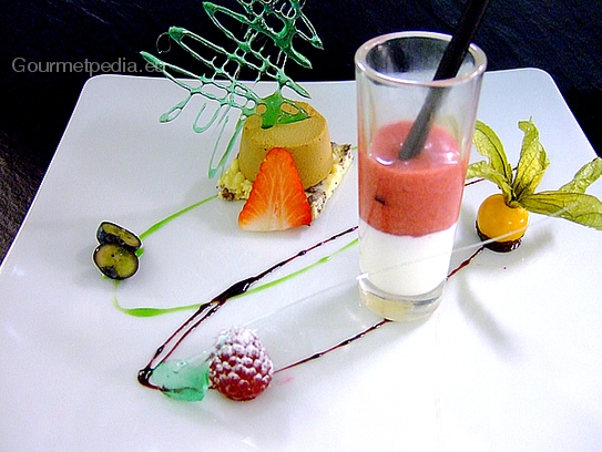 Mousse aux noisettes sur craquelins de riz avec secouer de fraises