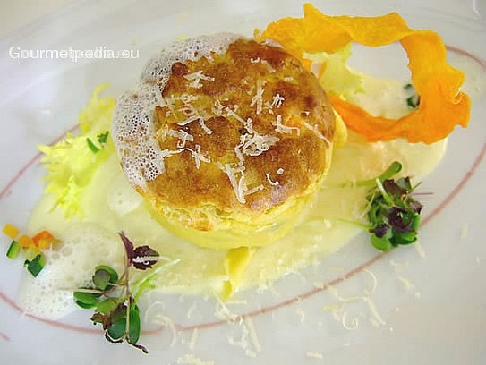 Soufflé de verdura con salsa de queso Fontina