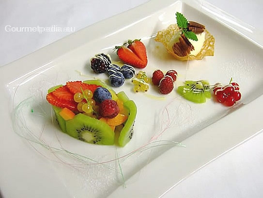 Salade de fruits aux fruits des bois avec la glace à la vanille