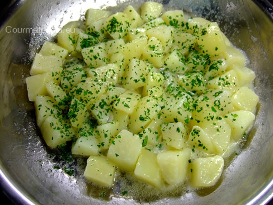 Kartoffeln können nach Belieben geschnitten werden, gekocht und in Petersilbutter geschwenkt werden